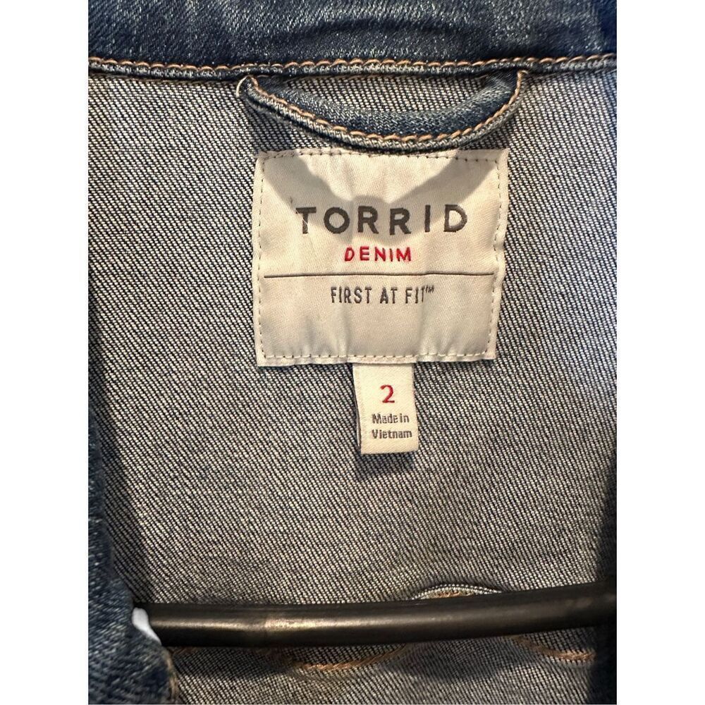 Torrid Denim Classic Stretch Jean Jacket Medium Wash Blue Size 2 - Picture 2 of 5